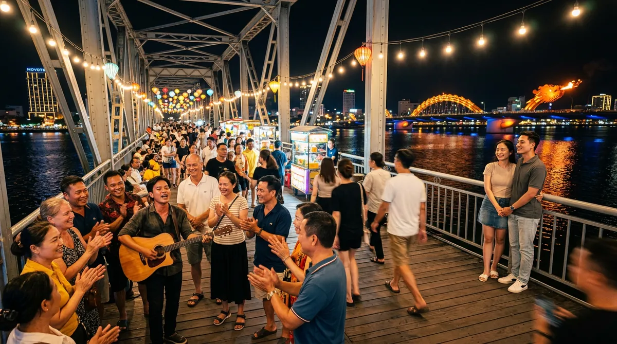 Không khí nhộn nhịp về đêm trên Cầu Nguyễn Văn Trỗi với các hoạt động văn hóa, âm nhạc đường phố và du khách đang chờ xem Cầu Rồng phun lửa.