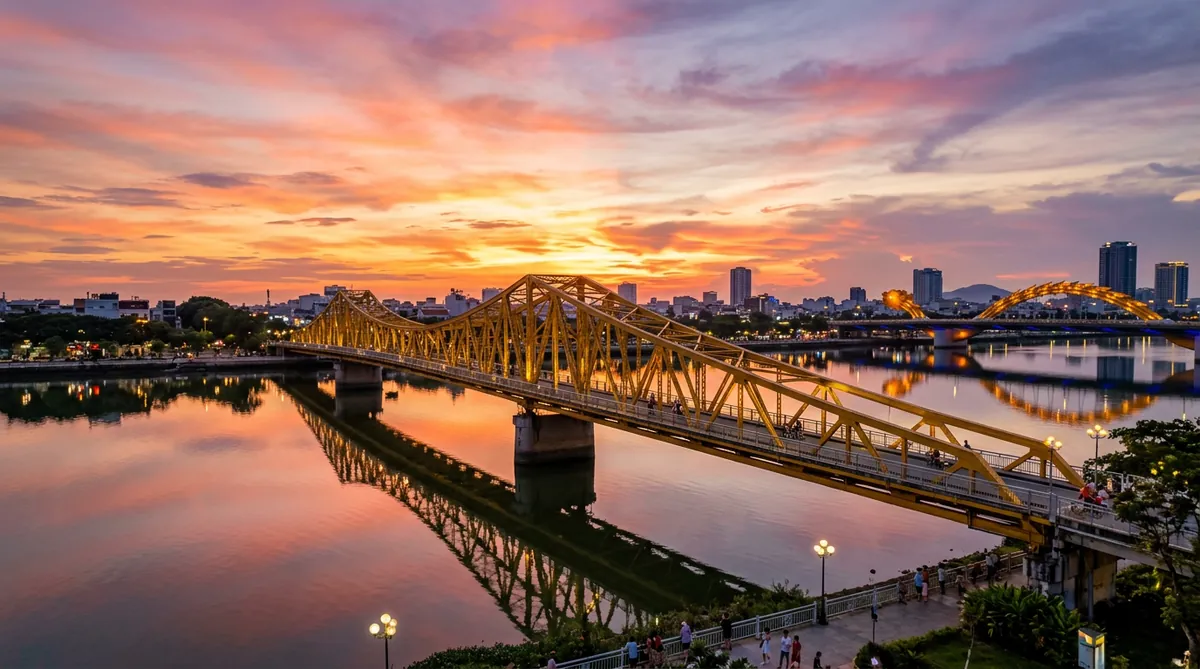 Toàn cảnh Cầu Nguyễn Văn Trỗi với kết cấu giàn thép Poni màu vàng đặc trưng, nổi bật trên nền trời hoàng hôn lãng mạn ở Đà Nẵng.