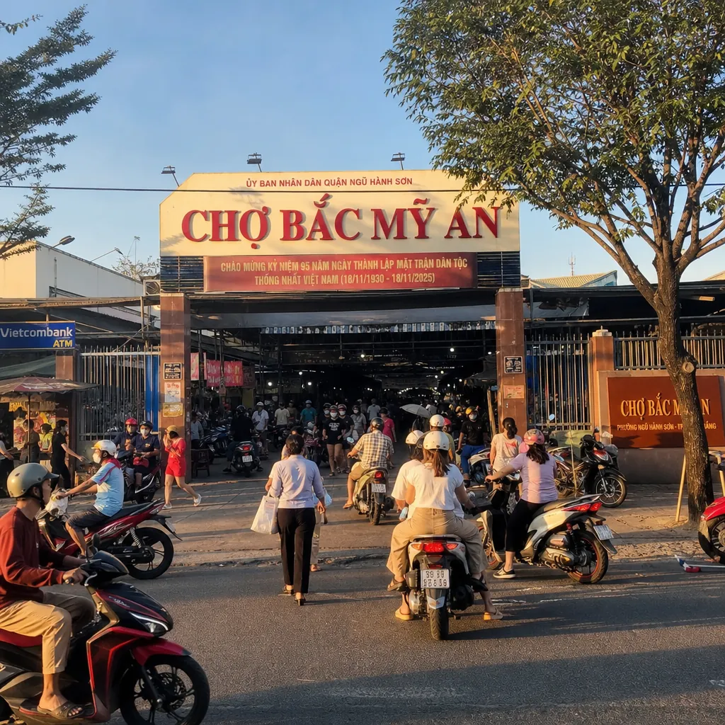 Lối vào chính của chợ Bắc Mỹ An trên đường Nguyễn Bá Lân vào một buổi chiều tấp nập.