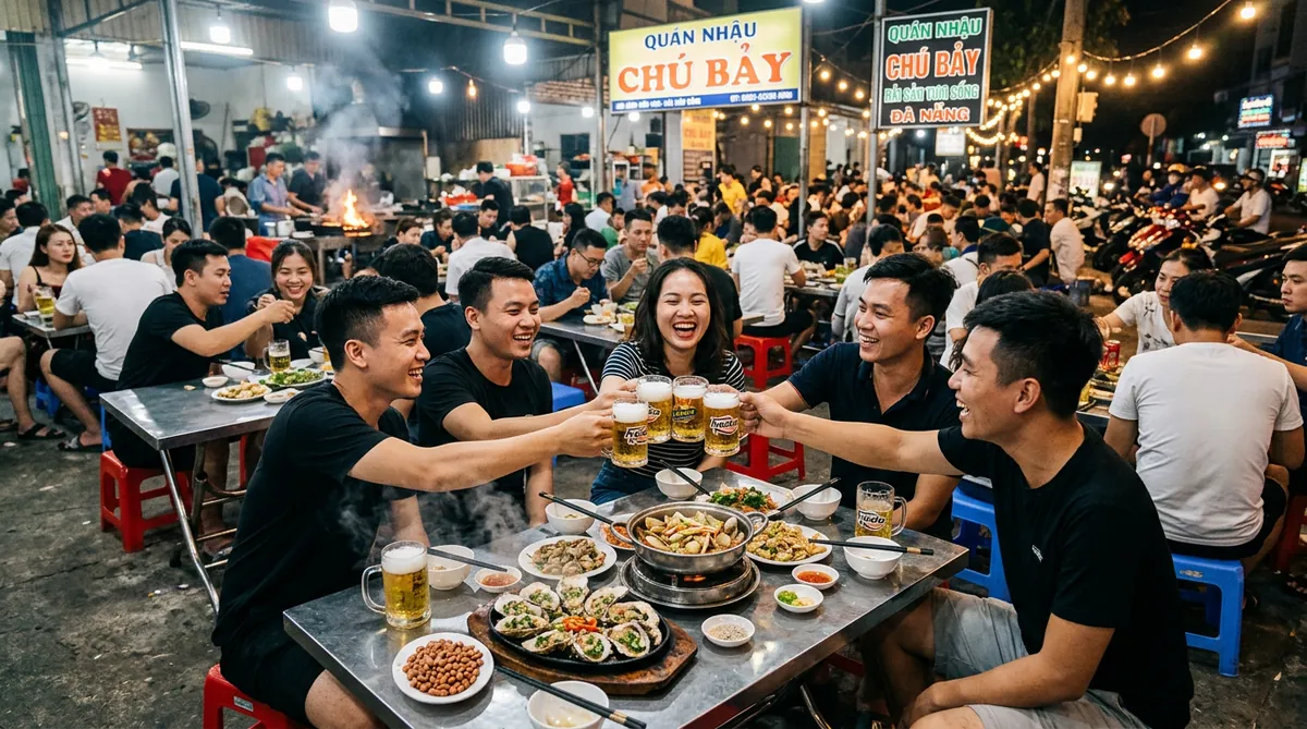 Không khí nhộn nhịp, đông đúc tại quán nhậu bình dân Hải Sản Năm Đảnh ở Đà Nẵng.