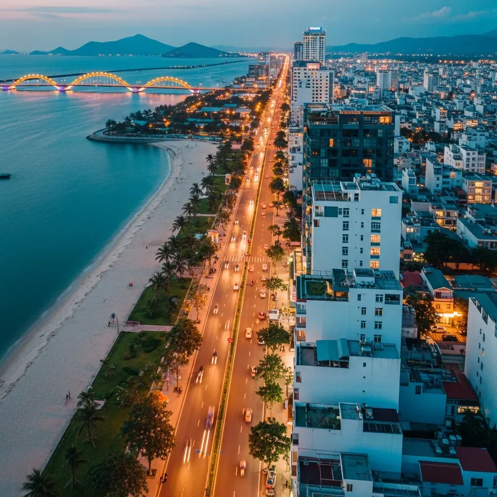 Toàn cảnh Đà Nẵng buổi tối với biển Mỹ Khê và Cầu Rồng
